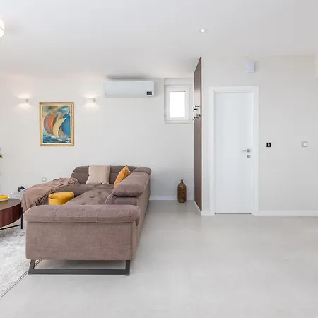 Amazing In With Swimming Pool Holiday home Sukosan